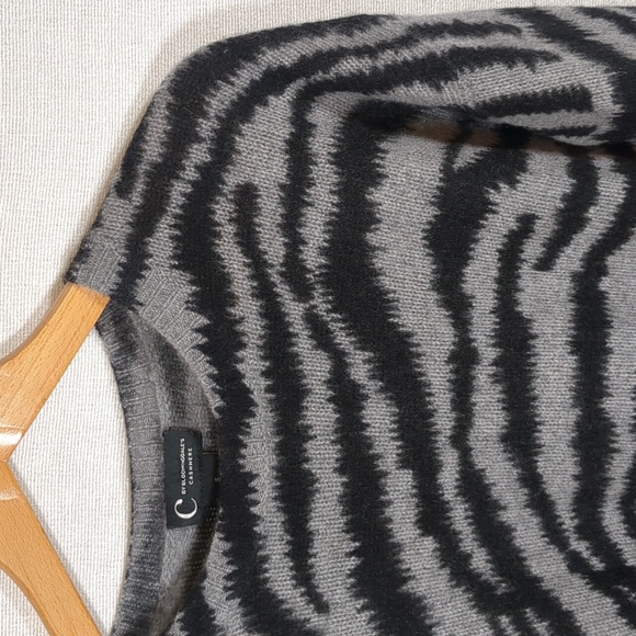 C by Bloomingdales 100% Cashmere Zebra Print Sweater Size Small EUC - Picture 2 of 14